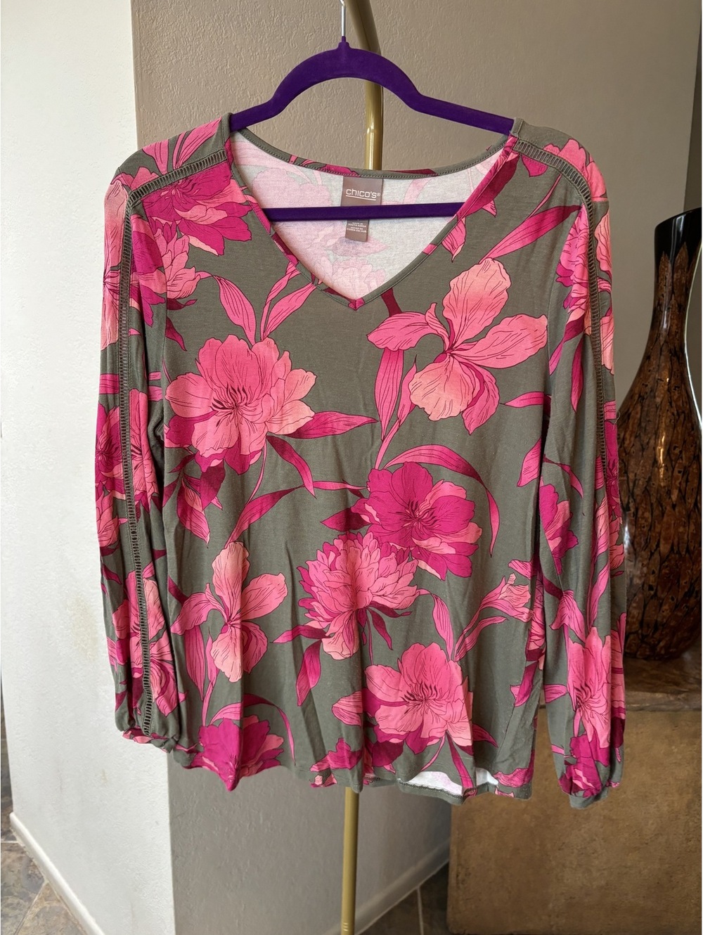 Chico's V-neck long-sleeve, hibiscus print, elastic wrists Size Chico's 1 Medium